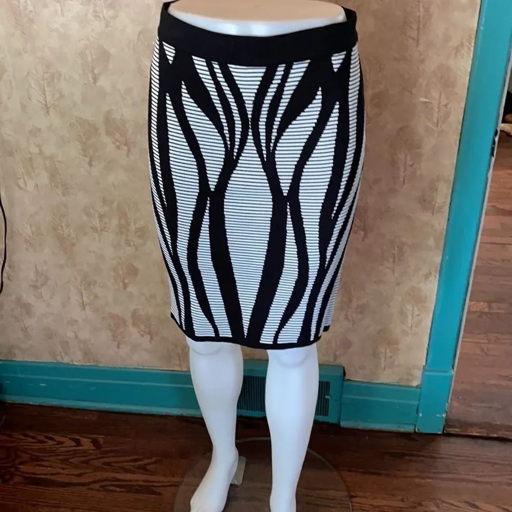 *Bebe* SEXY CLASSY Sz M EUC body on Viscose Sweater Skirt
